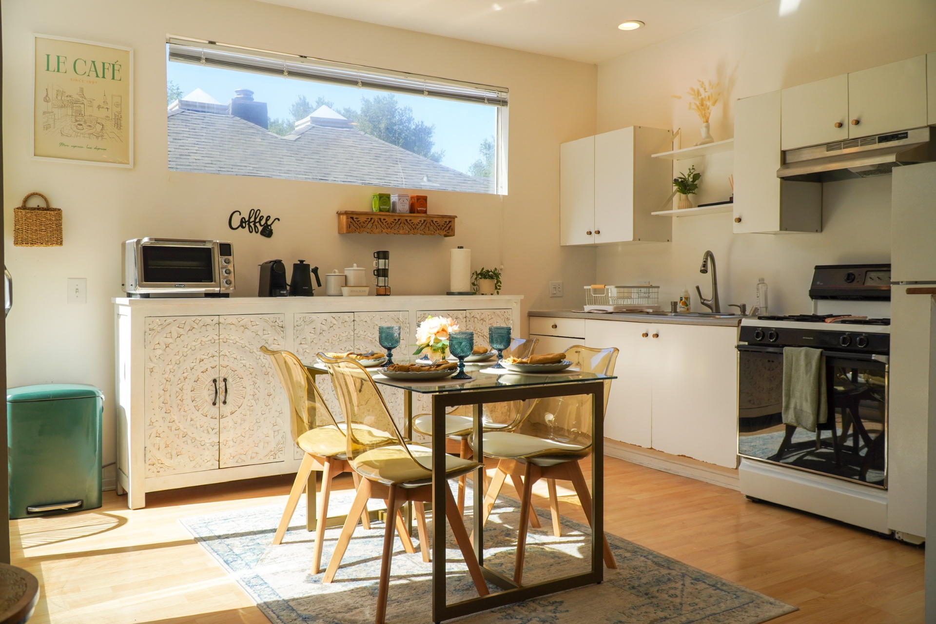 Kitchen & Dining