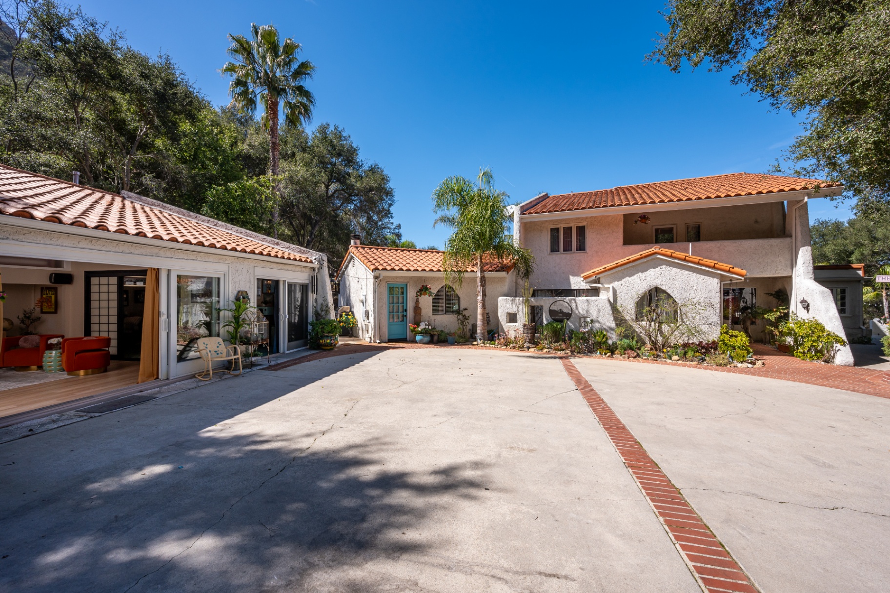 Driveway & Front of House